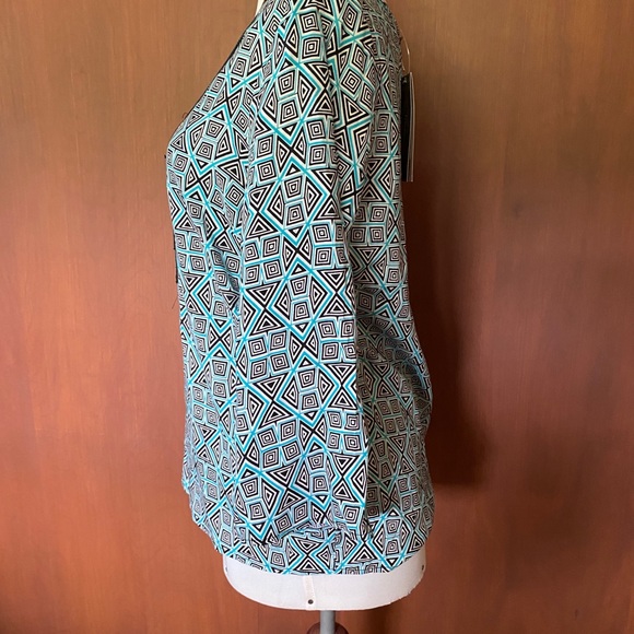 NWT Francesca’s geometric print top with appliqué - Picture 3 of 5